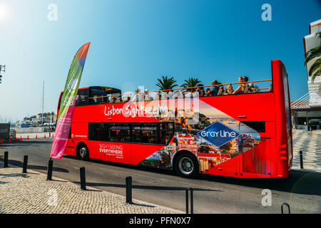 Cascais, Portugal - 21 August 2018: Sightseeing Hop on, hop off Double Decker rot Touristenbus in Cascais, Portugal Stockfoto