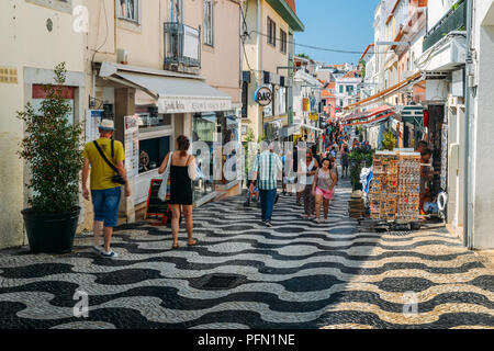 Cascais, Portugal - 21 August 2018: Fußgänger bei Besetzt kommerzielle Rua Frederico Arouca im historischen Zentrum von Cascais, Portugal während eines Sommer d Stockfoto