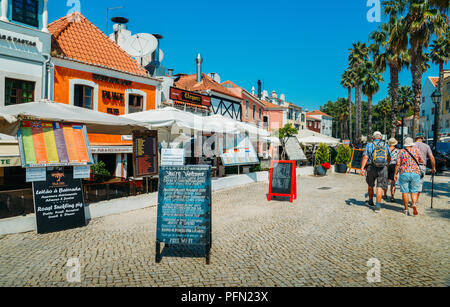Cascais, Portugal - 21 August, 2018: die touristischen Restaurants mit Menüs sowohl in Portugiesisch und Englisch im historischen Zentrum von Cascais geschrieben Stockfoto