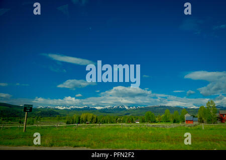 Schöne im Hinblick auf lamar Valley im Yellowstone Nationalpark, Wyoming im Sommer mit einem Berg hinter, teilweise mit Schnee bedeckt Stockfoto