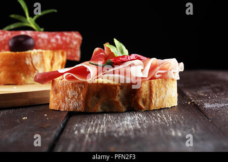 Sandwich mit Schinken oder Salami oder crudo. Antipasti gourmet bruschetta Snack Stockfoto