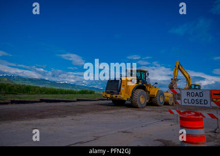 YELLOWSTONE NATIONAL PARK, Wyoming, USA - Juni 07, 2018: Informative Zeichen der Straße mit Anlagen in eine Baustelle im Yellowstone National Park geparkt geschlossen Stockfoto