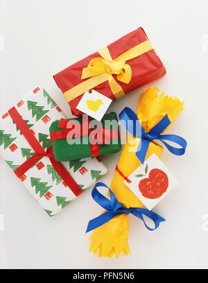 Auswahl von verpackten Weihnachtsgeschenke Stockfoto