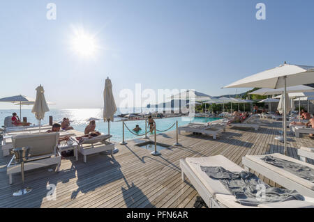 Sistiana, Italien (17 August 2018) - Blick auf das Meer, den Strand und den Pool des Luxus Resort von Portopiccolo Stockfoto