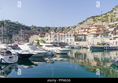 Sistiana, Italien (17 August 2018) - Luxus Yachten in der Marina von Das neue Resort von Portopiccolo Stockfoto