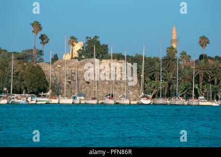 Griechenland, Kos, Yachten im Hafen unter alten Burgmauern günstig Stockfoto