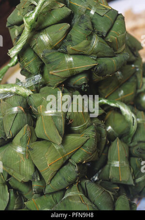 Thailand, Khao tom Matte, klebrigen Reis in Bananenblätter gewickelt. Stockfoto