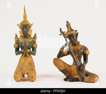 Thailand, zwei schwarzen und goldenen Figuren, aus der Nähe. Stockfoto