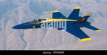 180813-N-IR 734-1030 NEVADA (13. August 2018) der US-Navy Flight demonstration Squadron, die Blue Angels, solo Pilot führen, Leutnant Tyler Davies, Transite home nach Pensacola, Florida, nachdem Sie an der Abbotsford International Air Show. Der Blaue Engel sind geplant mehr als 60 Demonstrationen an mehr als 30 Standorten in den USA und Kanada im Jahr 2018 durchzuführen. (U.S. Marine Foto von Mass Communication Specialist 1. Klasse Ian Splint/Freigegeben) Stockfoto