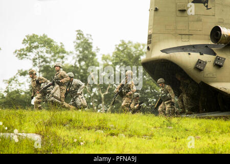 Army National Guard Soldaten aus der Region Nordost an Infanterie Umgliederung Kurs 18-002, Sturm aus dem Bauch des CH-47 Chinook Hubschrauber von Abteilung 2, Unternehmen C, 3.BATAILLON, 126 Luftfahrt in Positionen während ihrer letzten Feld Training im Camp Smith Training Website, Cortlandt Manor, N.Y., Aug 13., 2018. Die 106 Regional Training Institut durchgeführt, um die infanterie Kurs ab August 3-21, 2018 angepasst und des Lehrplans der neuen Infanterie Standards zu erfüllen. (U.S. Army National Guard Foto von Cpl. Nnaemeka Onyeagwa) Stockfoto