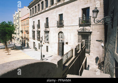Spanien, Madrid, Seitenansicht der atmosphärischen Plaza de la Paja, einst das Herz des mittelalterlichen Madrid. Stockfoto
