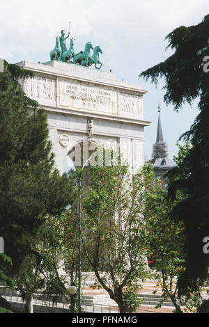 Spanien, Madrid, die imposanten Arco de la Victoria, errichtet im Jahre 1956 konzipiert und die nationalistischen Sieg in der 1936 1939 Spanischer Bürgerkrieg zu feiern. Stockfoto