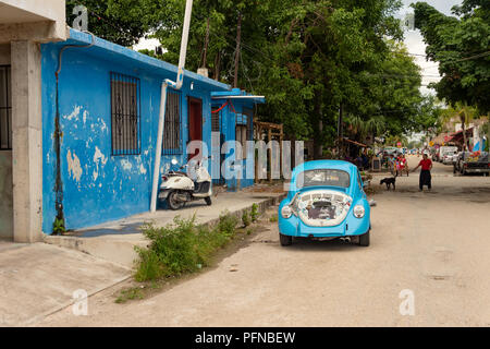 Tulum, Mexiko - 7. August 2018: Blau Volkswagen Käfer vor einem Blauen Haus geparkt. Stockfoto