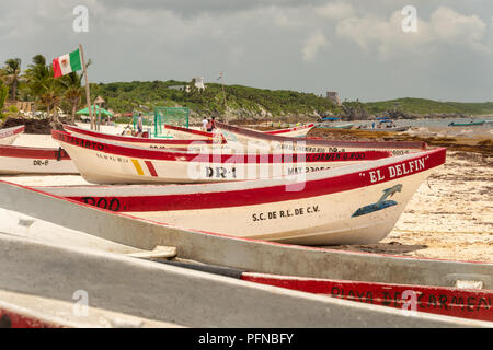 Tulum, Mexiko - 12. August 2018: die bunten Fischerboote am Strand von Tulum. Stockfoto