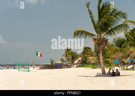 Tulum, Mexiko - 12. August 2018: Blick auf Playa Tulum Strand mit Palmen und mexikanische Flagge. Stockfoto