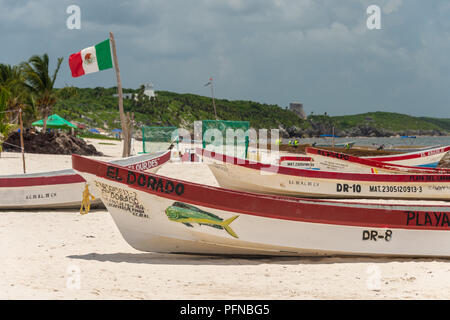 Tulum, Mexiko - 12. August 2018: die bunten Fischerboote am Strand von Tulum. Stockfoto