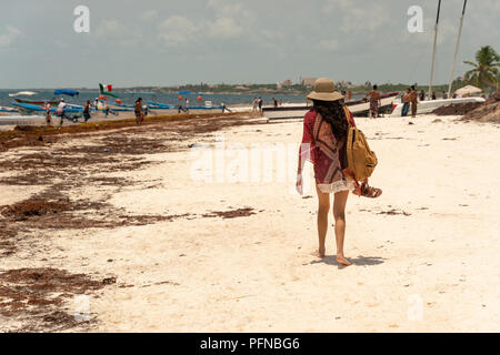 Tulum, Mexiko - 12. August 2018: Frau gehen auf Playa Tulum Strand. Stockfoto