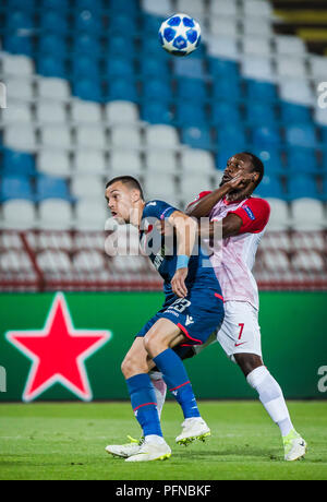 Belgrad, Serbien. Belgrad, Serbien. 21. August 2018, Rajko Miti &#x107; Stadium, Belgrad, Serbien; UEFA Champions-League-Qualifikationsspiel 1 Bein, Roter Stern Belgrad gegen Red Bull Salzburg; Reinhold Yabo Salzburg Herausforderungen Mailand Rodic von Roter Stern Belgrad für die Kopfzeile der Credit: Aktion Plus Sport Bilder/Alamy leben Nachrichten Stockfoto