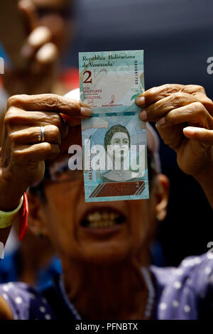 Valencia, Carabobo, Venezuela. 21 Aug, 2018. Eine Frau zeigt eine Rechnung von der neuen Währung während eines Protestes gegen die wirtschaftlichen Maßnahmen durch den venezolanischen Präsidenten Nicolas Maduro. Credit: Juan Carlos Hernandez/ZUMA Draht/Alamy leben Nachrichten Stockfoto