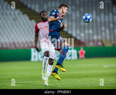 Belgrad, Serbien. 21. August 2018, Rajko Miti &#x107; Stadium, Belgrad, Serbien; UEFA Champions-League-Qualifikationsspiel 1 Bein, Roter Stern Belgrad gegen Red Bull Salzburg; Reinhold Yabo Salzburg Herausforderungen Milos Degenek von Roter Stern Belgrad Credit: Aktion Plus Sport Bilder/Alamy leben Nachrichten Stockfoto