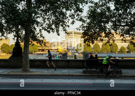 London, Großbritannien. 21 Aug, 2018. Trafalgar Square, The Strand und Deich im August Sonnenschein. Ende August am Nachmittag Sonnenschein badet, Trafalgar Square, The Strand und den Bahndamm als Pendler ihren Weg nach Hause und Touristen machen die Aussicht genießen. © Peter Hogan/Alamy leben Nachrichten Stockfoto