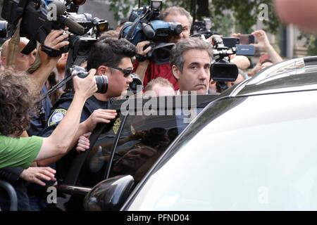 New York City, New York, USA. 21 Aug, 2018. Donald Trump's ehemaligen Persönlichen Anwalt Michael Cohen (C), Abfahrt Courthouse, nachdem sie schuldig zu acht (8) zählt, einschließlich Bank Betrug, Steuerhinterziehung und Kampagne Finanzierung Verletzungen in der US Federal Court in Manhattan am 21. August 2018. Credit: G. Ronald Lopez/ZUMA Draht/Alamy leben Nachrichten Stockfoto