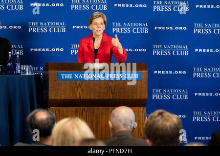 Washington DC, USA. 21 Aug, 2018. Senator Elizabeth Warren (MA) sprechen über Ihre geplante Anti-korruption und Public Integrity Act National Press Club am 21. August, 2018 D-. Quelle: Michael Brochstein/Alamy leben Nachrichten Stockfoto