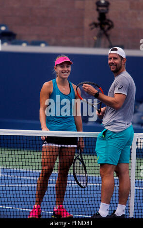 New York, Vereinigte Staaten. 21 Aug, 2018. New York, N. Y, 21. August 2018 - US Open Tennis Praxis: Deutschlands Angie Kerber Aktien ein Lachen mit ihren Trainer, Wim Fissette, während der Praxis an die Billie Jean King National Tennis Center in Flushing Meadows, New York, als Spieler begann Üben für die US Open, die am kommenden Montag beginnt. Quelle: Adam Stoltman/Alamy leben Nachrichten Stockfoto