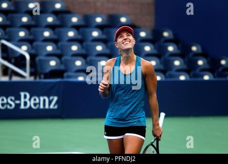 New York, Vereinigte Staaten. 21 Aug, 2018. New York, N. Y, 21. August 2018 - US Open Tennis Praxis: Deutschlands Angie Kerber Lächeln hell während der Praxis an die Billie Jean King National Tennis Center in Flushing Meadows, New York, als Spieler begann Üben für die US Open, die am kommenden Montag beginnt. Quelle: Adam Stoltman/Alamy leben Nachrichten Stockfoto