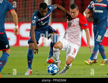 (180822) - Belgrad (Serbien), May, 22, 2018 (Xinhua) - der Salzburger Zlatko Junuzovic (R) Mias mit Crvena Zvezda El Fardou Ben Nabouhane während der ersten Etappe der UEFA Champions League Play-offs Fußballspiel zwischen Crvena Zvezda und Salzburg in Belgrad, Serbien am 12.08.21., 2018. Das Spiel endete mit einem 0:0-Unentschieden. (Xinhua / Predrag Milosavljevic) Credit: Predrag Milosavljevic/Xinhua/Alamy leben Nachrichten Stockfoto
