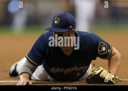 Milwaukee, Wisconsin, USA. 21. August 2018: die Milwaukee Brewers Third Baseman Mike Moustakas #18 Tauchgänge für einen Ball fair auf der dritten base line während der Major League Baseball Spiel zwischen den Milwaukee Brewers und die Cincinnati Reds am Miller Park in Milwaukee, WI. John Fisher/CSM Credit: Cal Sport Media/Alamy leben Nachrichten Stockfoto