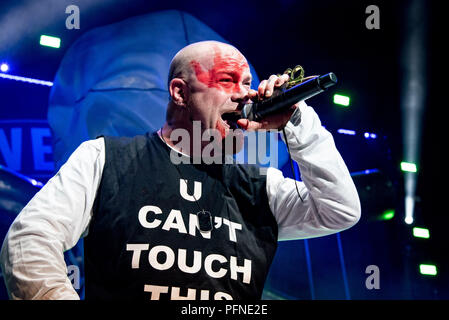 Toronto, Ontario, Kanada. 20 Aug, 2018. IVAN MOODY der amerikanischen Heavy Metal Band "Five Finger Death Punch" auch abgekürzt als 5 FDP oder FFDP führt an Budweiser Stadium in Toronto. Quelle: Igor Vidyashev/ZUMA Draht/Alamy leben Nachrichten Stockfoto