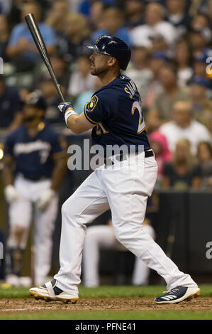 Milwaukee, Wisconsin, USA. 21. August 2018: die Milwaukee Brewers dritter Basisspieler Travis Shaw #21 homers zum rechten Feld im dritten Inning o die Major League Baseball Spiel zwischen den Milwaukee Brewers und die Cincinnati Reds am Miller Park in Milwaukee, WI. John Fisher/CSM Credit: Cal Sport Media/Alamy leben Nachrichten Stockfoto