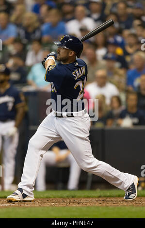 Milwaukee, Wisconsin, USA. 21. August 2018: die Milwaukee Brewers dritter Basisspieler Travis Shaw #21 homers zum rechten Feld im dritten Inning von der Major League Baseball Spiel zwischen den Milwaukee Brewers und die Cincinnati Reds am Miller Park in Milwaukee, WI. John Fisher/CSM Credit: Cal Sport Media/Alamy leben Nachrichten Stockfoto