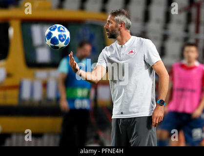 (180822) - Belgrad (Serbien), May, 22, 2018 (Xinhua) - der Salzburger Cheftrainer Marco Rose wirft den Ball in der 1. Etappe der UEFA Champions League Play-offs Fußballspiel zwischen Crvena Zvezda und Salzburg in Belgrad, Serbien am 12.08.21., 2018. Das Spiel endete mit einem 0:0-Unentschieden. (Xinhua / Predrag Milosavljevic) Credit: Predrag Milosavljevic/Xinhua/Alamy leben Nachrichten Stockfoto