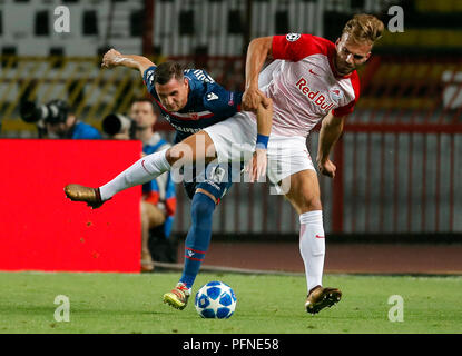 (180822) - Belgrad (Serbien), May, 22, 2018 (Xinhua) - der Salzburger Marin Pongracic (R) Mias mit Crvena Zvezda Nikola Stojiljkovic während der ersten Etappe der UEFA Champions League Play-offs Fußballspiel zwischen Crvena Zvezda und Salzburg in Belgrad, Serbien am 12.08.21., 2018. Das Spiel endete mit einem 0:0-Unentschieden. (Xinhua / Predrag Milosavljevic) Credit: Predrag Milosavljevic/Xinhua/Alamy leben Nachrichten Stockfoto
