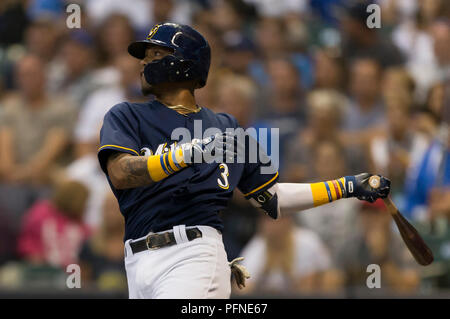 Milwaukee, Wisconsin, USA. 21. August 2018: die Milwaukee Brewers shortstop Orlando Arcia #3 Hits ein 2 run Single im ersten Inning der Major League Baseball Spiel zwischen den Milwaukee Brewers und die Cincinnati Reds am Miller Park in Milwaukee, WI. John Fisher/CSM Credit: Cal Sport Media/Alamy leben Nachrichten Stockfoto