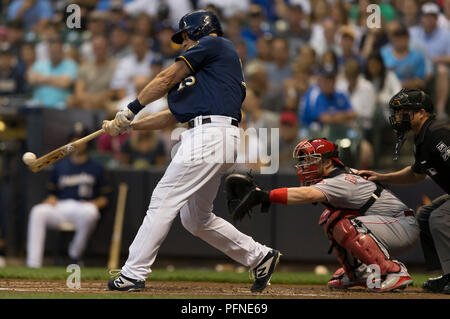 Milwaukee, Wisconsin, USA. 21. August 2018: die Milwaukee Brewers catcher Erik Kratz #15 Singles in einem Run im ersten Inning der Major League Baseball Spiel zwischen den Milwaukee Brewers und die Cincinnati Reds am Miller Park in Milwaukee, WI. John Fisher/CSM Credit: Cal Sport Media/Alamy leben Nachrichten Stockfoto