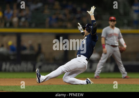 Milwaukee, Wisconsin, USA. 21. August 2018: die Milwaukee Brewers left fielder Ryan #8 Braun stiehlt die zweite Basis während der Major League Baseball Spiel zwischen den Milwaukee Brewers und die Cincinnati Reds am Miller Park in Milwaukee, WI. John Fisher/CSM Credit: Cal Sport Media/Alamy leben Nachrichten Stockfoto