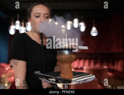 Berlin, Deutschland. 20 Aug, 2018. Shanay raucht eine Shisha in der Shisha Bar 'Lady Shisha' in Neukölln. Nur Frauen sind erlaubt Eintrag eine Shisha zu rauchen. (Zu 'Men müssen draußen bleiben: Berlin Shisha Bar für Frauen" vom 22.08.2018) Credit: Paul Zinken/dpa/Alamy leben Nachrichten Stockfoto
