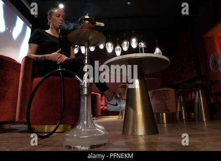 Berlin, Deutschland. 20 Aug, 2018. Shanay raucht eine Shisha in der Shisha Bar 'Lady Shisha' in Neukölln. Nur Frauen sind erlaubt Eintrag eine Shisha zu rauchen. (Zu 'Men müssen draußen bleiben: Berlin Shisha Bar für Frauen" vom 22.08.2018) Credit: Paul Zinken/dpa/Alamy leben Nachrichten Stockfoto