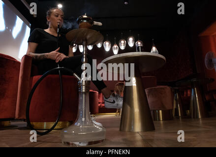 Berlin, Deutschland. 20 Aug, 2018. Shanay raucht eine Shisha in der Shisha Bar 'Lady Shisha' in Neukölln. Nur Frauen sind erlaubt Eintrag eine Shisha zu rauchen. (Zu 'Men müssen draußen bleiben: Berlin Shisha Bar für Frauen" vom 22.08.2018) Credit: Paul Zinken/dpa/Alamy leben Nachrichten Stockfoto