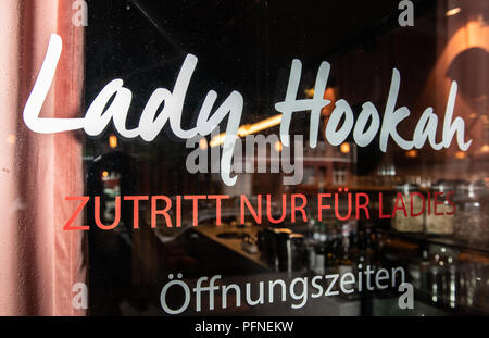 Berlin, Deutschland. 20 Aug, 2018. "Lady Shisha - Ladies only' auf die Eingangstür der Shisha Bar in Neukölln geschrieben wird. Nur Frauen sind erlaubt Eintrag eine Shisha zu rauchen. (Zu 'Men müssen draußen bleiben: Berlin Shisha Bar für Frauen" vom 22.08.2018) Credit: Paul Zinken/dpa/Alamy leben Nachrichten Stockfoto
