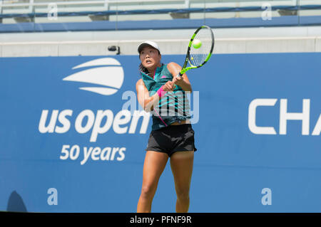 New York, NY - August 21, 2018: Ann Li von USA Versandkosten Kugel während qualifizierender Tag 1 gegen Marie Bouzkova der Tschechischen Republik bei US Open Tennis Meisterschaft an USTA Billie Jean King National Tennis Center Credit: Lev radin/Alamy leben Nachrichten Stockfoto