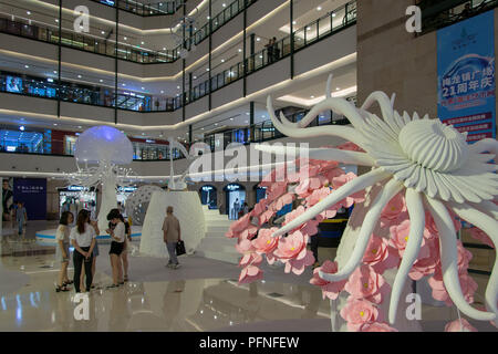 Shanghai, Shanghai, China. 22 Aug, 2018. Shanghai, China - eine marine Kunst Ausstellung in einer Shopping Mall in Shanghai, China, statt. Die Ausstellung wird von Illustrationen von Meerestieren gezeichnet von deutsche Biologe Ernst Haeckel inspiriert. Credit: SIPA Asien/ZUMA Draht/Alamy leben Nachrichten Stockfoto