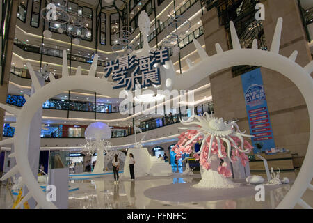 Shanghai, Shanghai, China. 22 Aug, 2018. Shanghai, China - eine marine Kunst Ausstellung in einer Shopping Mall in Shanghai, China, statt. Die Ausstellung wird von Illustrationen von Meerestieren gezeichnet von deutsche Biologe Ernst Haeckel inspiriert. Credit: SIPA Asien/ZUMA Draht/Alamy leben Nachrichten Stockfoto