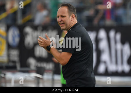 Ulm, Deutschland. 18 Aug, 2018. Holger Bachthaler, Coach (SSV Ulm), Geste, gibt Anweisungen, single Bild, Single Cut Motiv, halb Bild, halb Abbildung. 1.Runde DFB-Pokal SSV Ulm 1846 (UL) - Eintracht Frankfurt (F) 2-1, an der Donau Stadion in Ulm am 18.08.2018. DFL BESTIMMUNGEN VERBIETEN DIE VERWENDUNG DER FOTOGRAFIE ALS BILD-SEQUENZEN UND/ODER QUASI-VIDEO. | Verwendung der weltweiten Kredit: dpa/Alamy leben Nachrichten Stockfoto