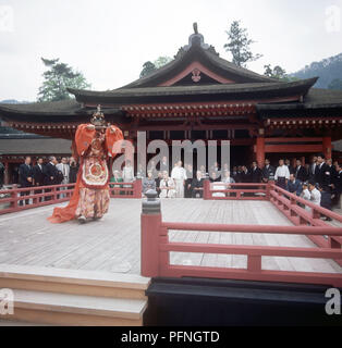 Bundespräsident Gustav Heinemann (vorne Mitte, trug einen dunklen Anzug) während einer Tanzperformance in Itsukushima-Schrein auf der Insel Miyajima Hatsukaichi auf. Bild von 1970. | Verwendung weltweit Stockfoto