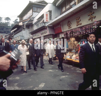 Bundespräsident Gustav Heinemann (M) neben seiner Frau Hilda Spaziergang entlang einer Einkaufsstraße, die während eines Besuchs auf der Insel Miyajima. | Verwendung weltweit Stockfoto