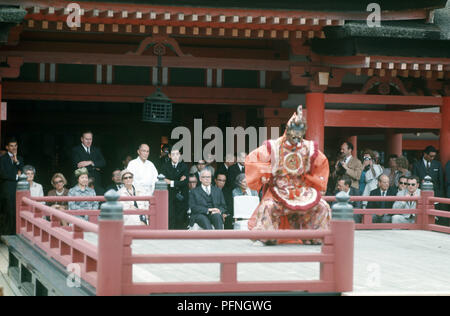 Bundespräsident Gustav Heinemann (vorne Mitte, trug einen dunklen Anzug) während einer Tanzperformance in Itsukushima-Schrein auf der Insel Miyajima Hatsukaichi auf. Bild von 1970. | Verwendung weltweit Stockfoto